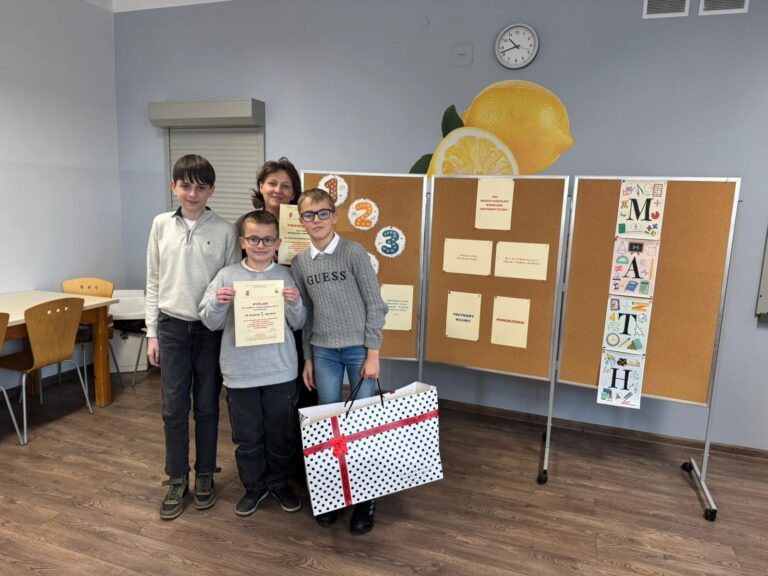 Uczestnicy konkursu z sp 84 wraz z nauczycielką