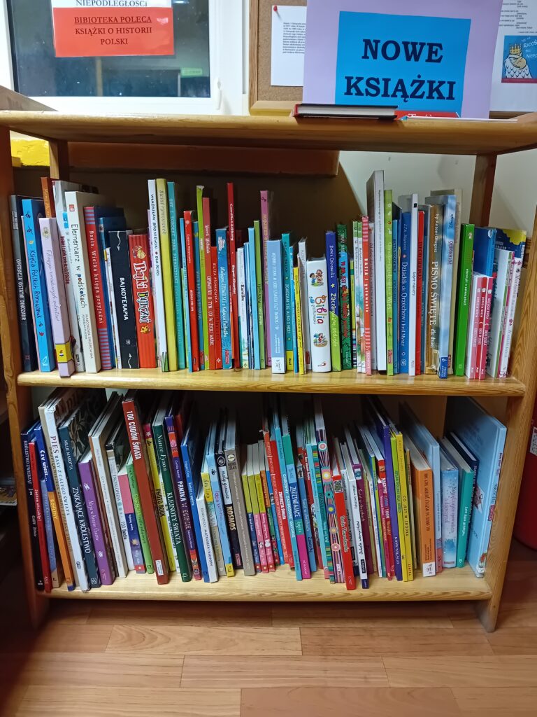 Dwie półki zapełnione książkami.