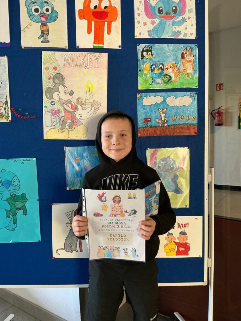 Uczestnik konkursu z własną pracą na tle innych prac