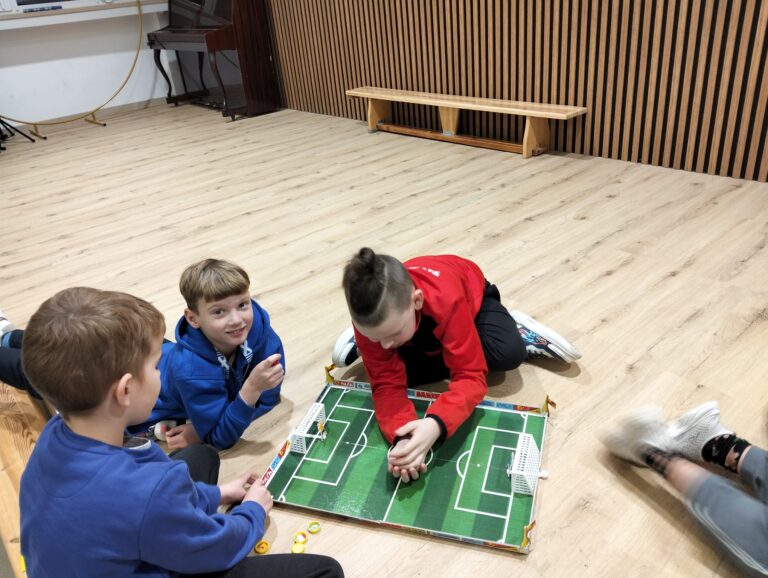 Dzieci grające w grę