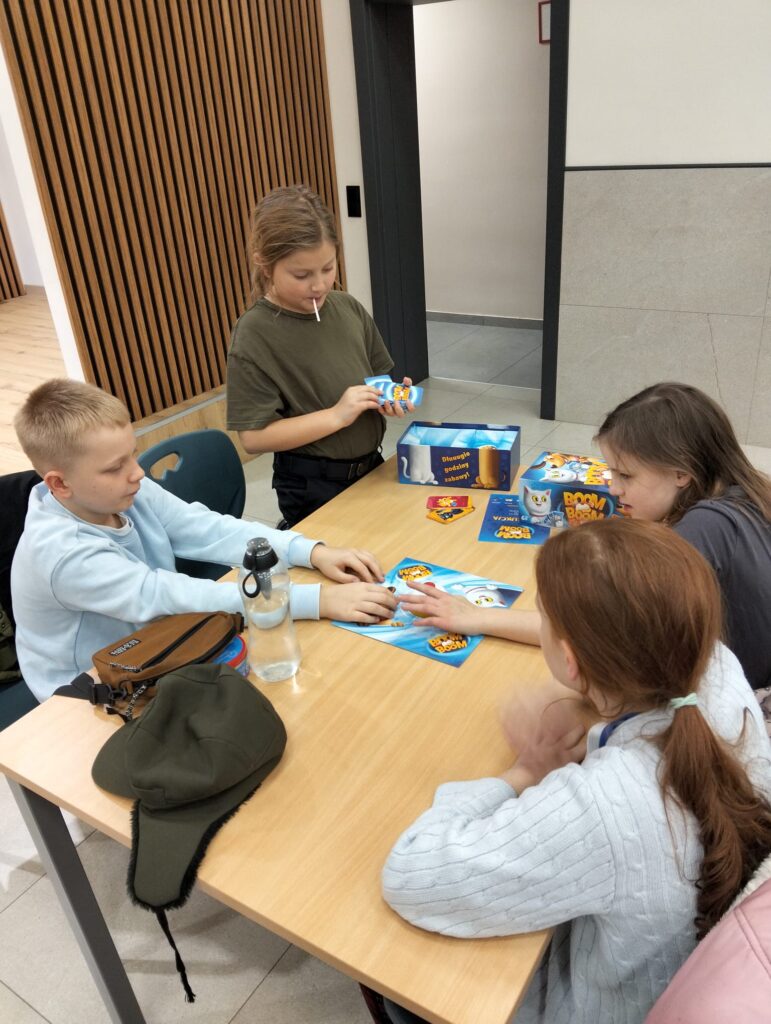 Dzieci grające w grę