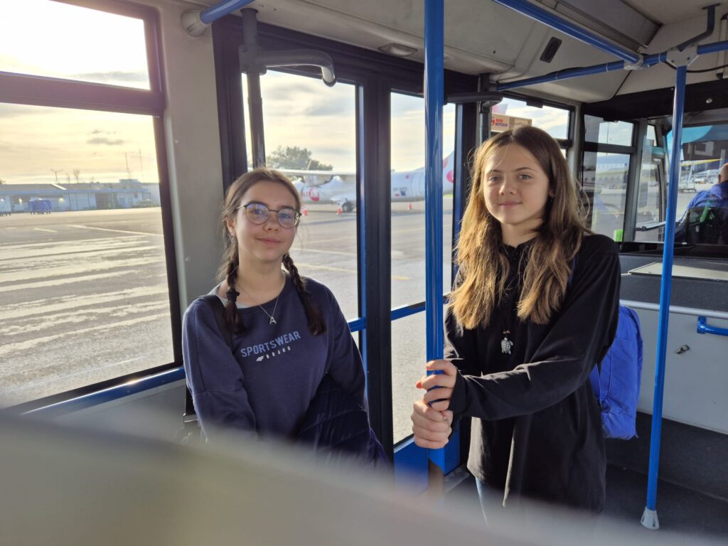 Dziewczynki w autobusie lotniskowym