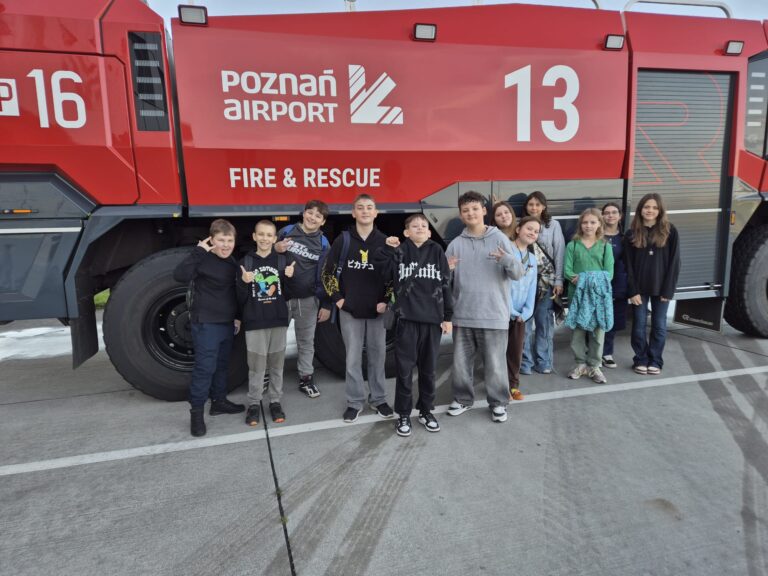 Klasowe zdjęcie na tle wozu strażackiego