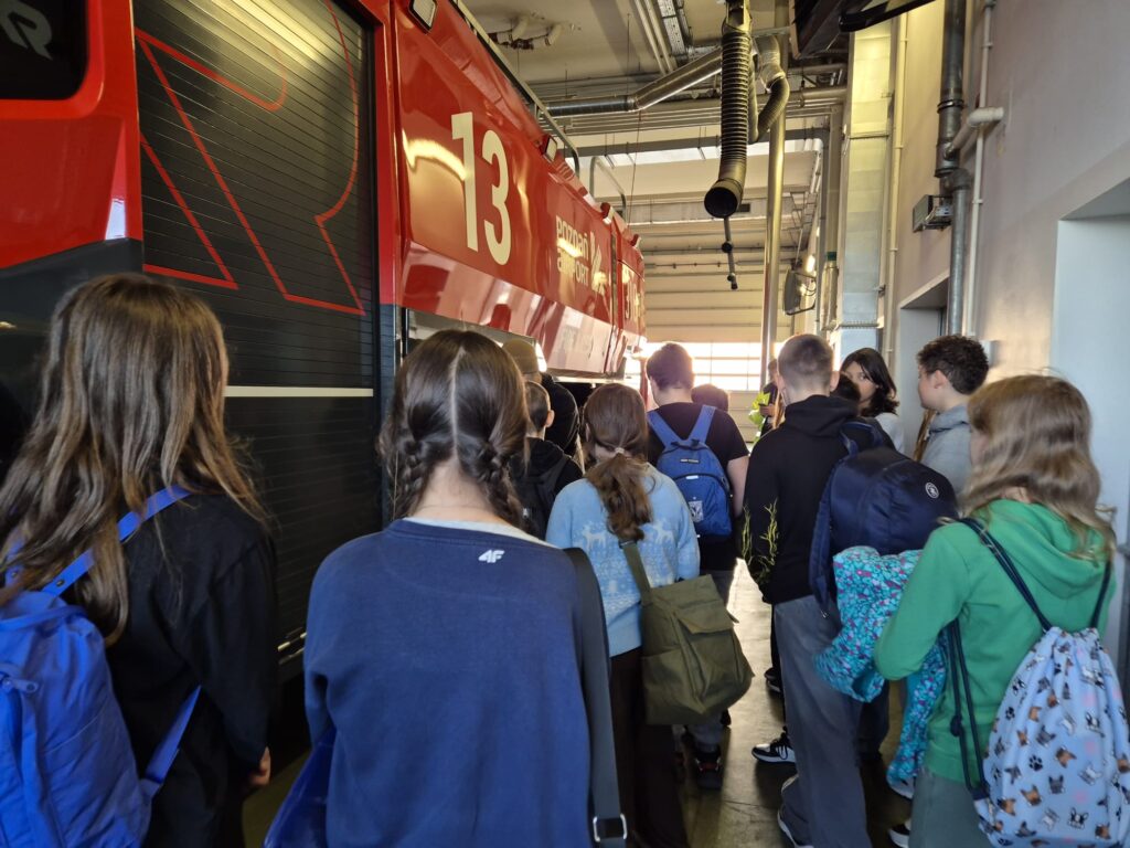 Klasa 6a ogląda wóz strażacki