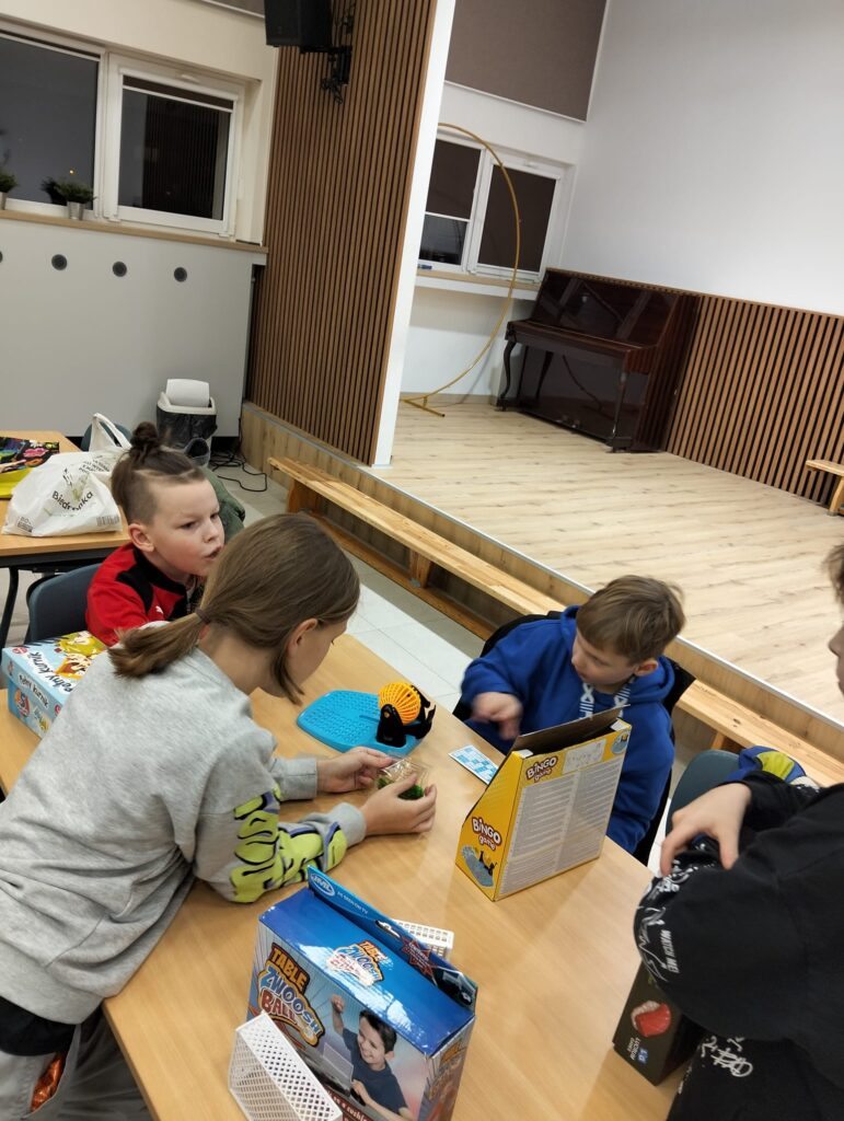 Dzieci grające w grę