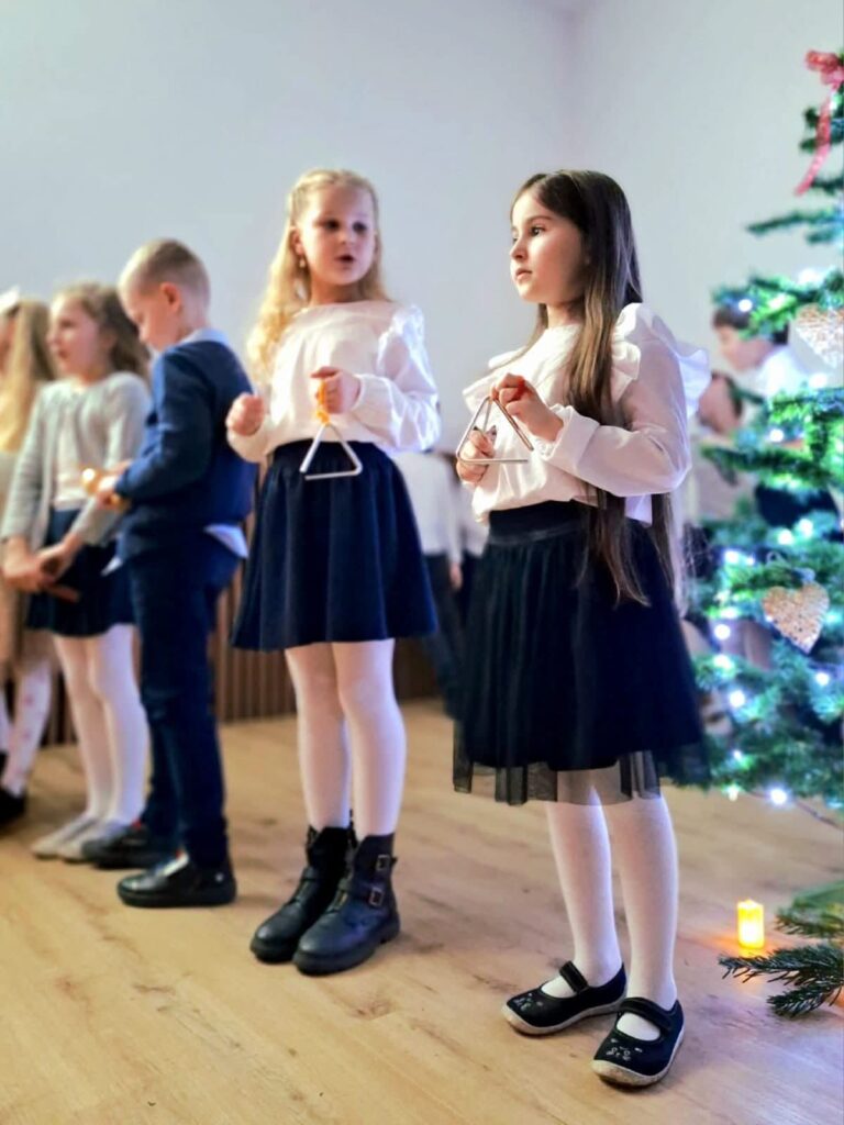 Uczniowie podczas gry na instrumentach muzycznych.