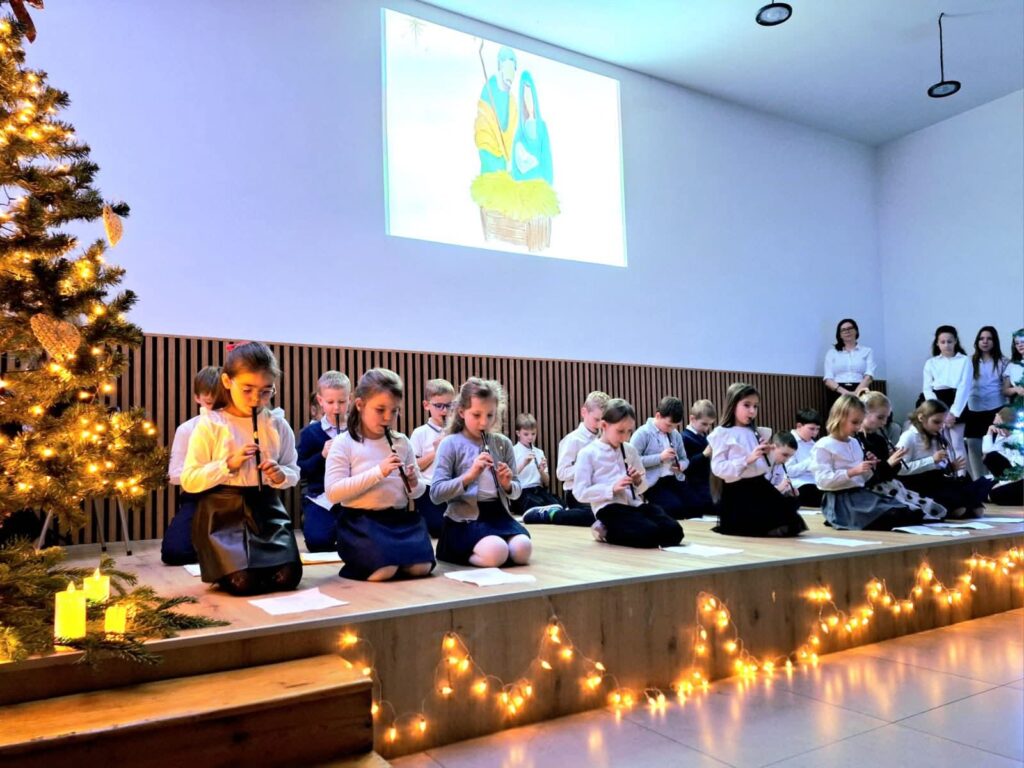 Uczniowie podczas gry na flażoletach.