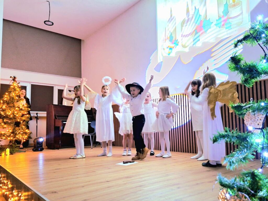 Uczniowie tańczący podczas "Bosy pastuszek".