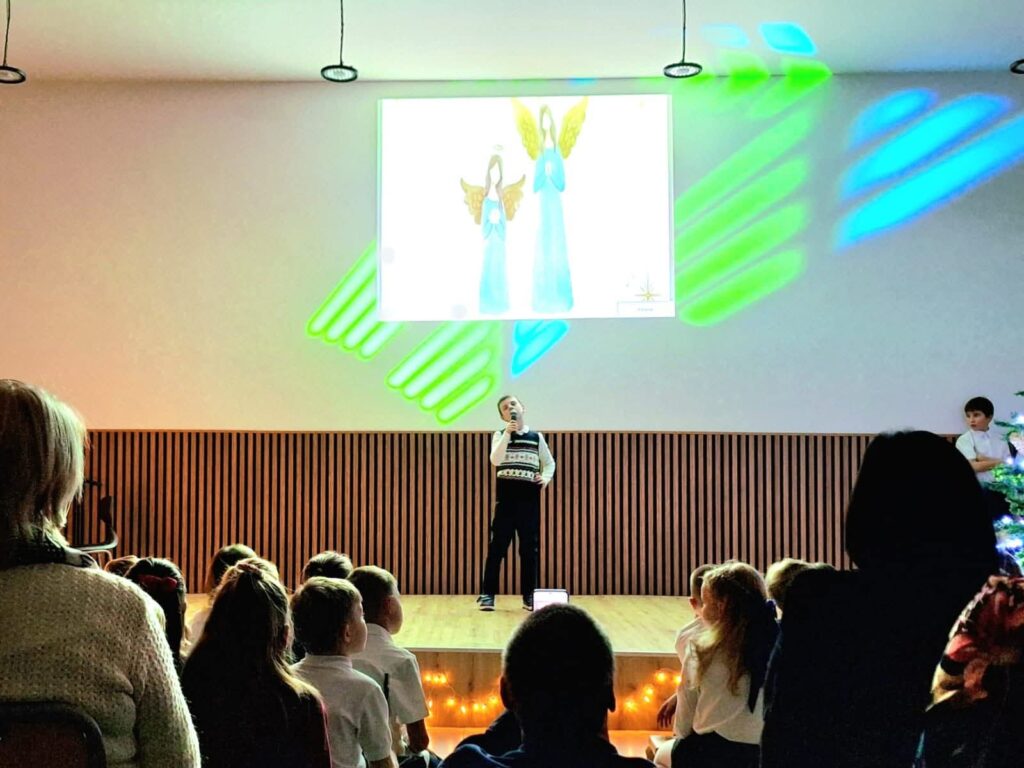 Uczeń stojący na scenie podczas swojego występu.