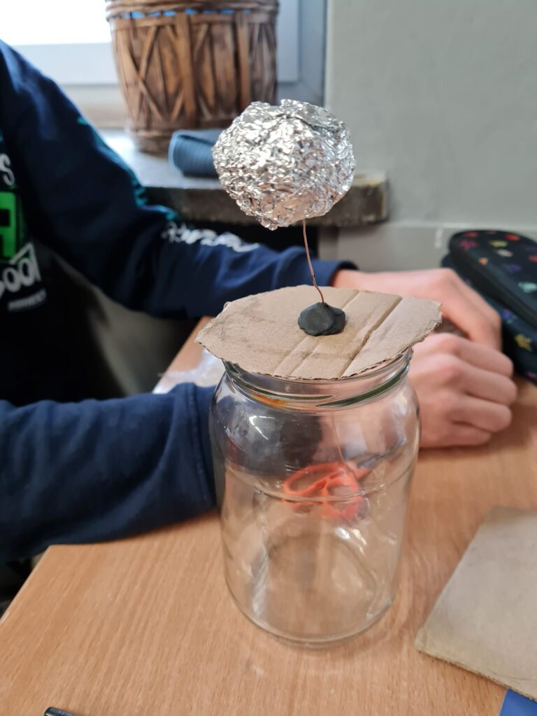 Słoik wraz z doświadczeniem