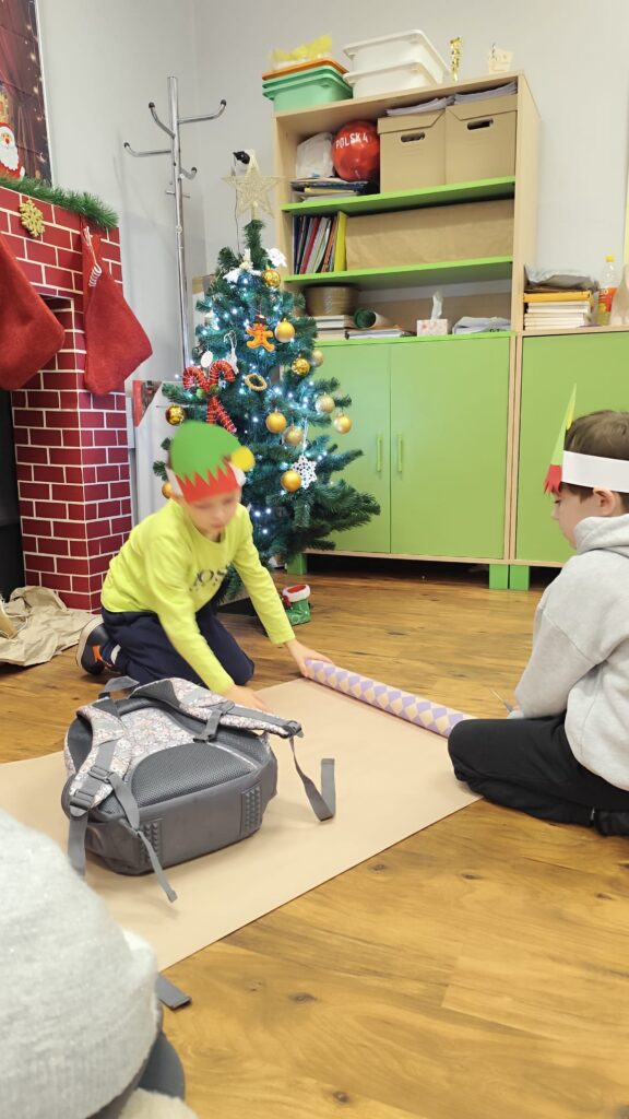 Dzieci pakujące prezent