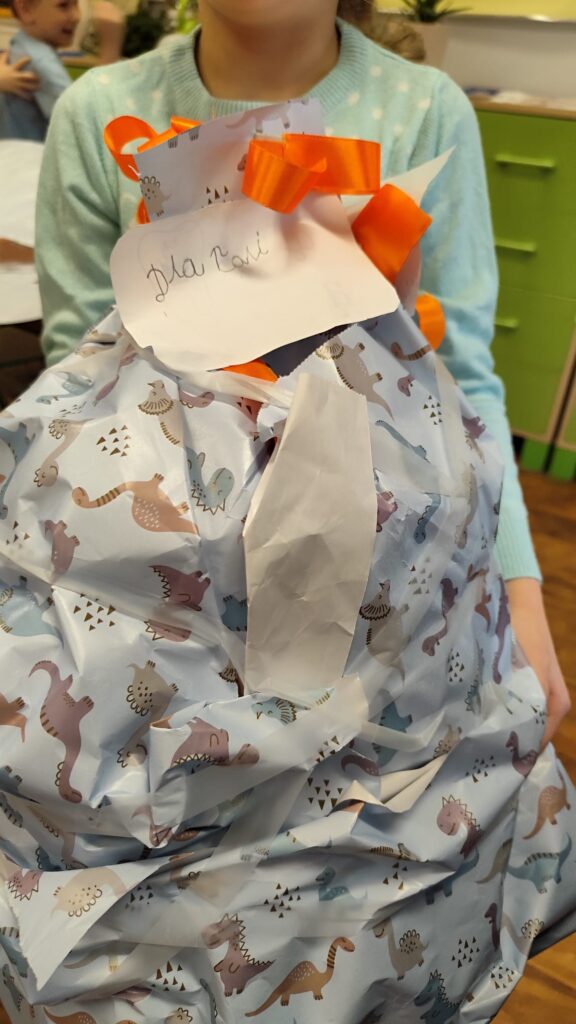 Dzieci pakujące prezent