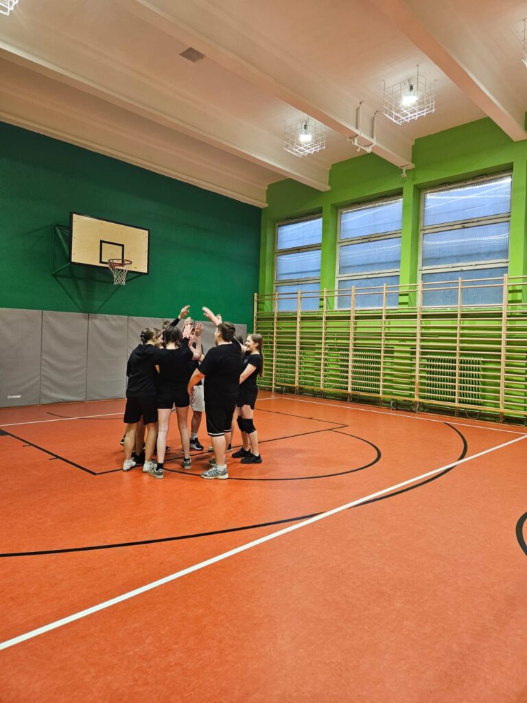 Zawodnicy podczas rozgrzewki