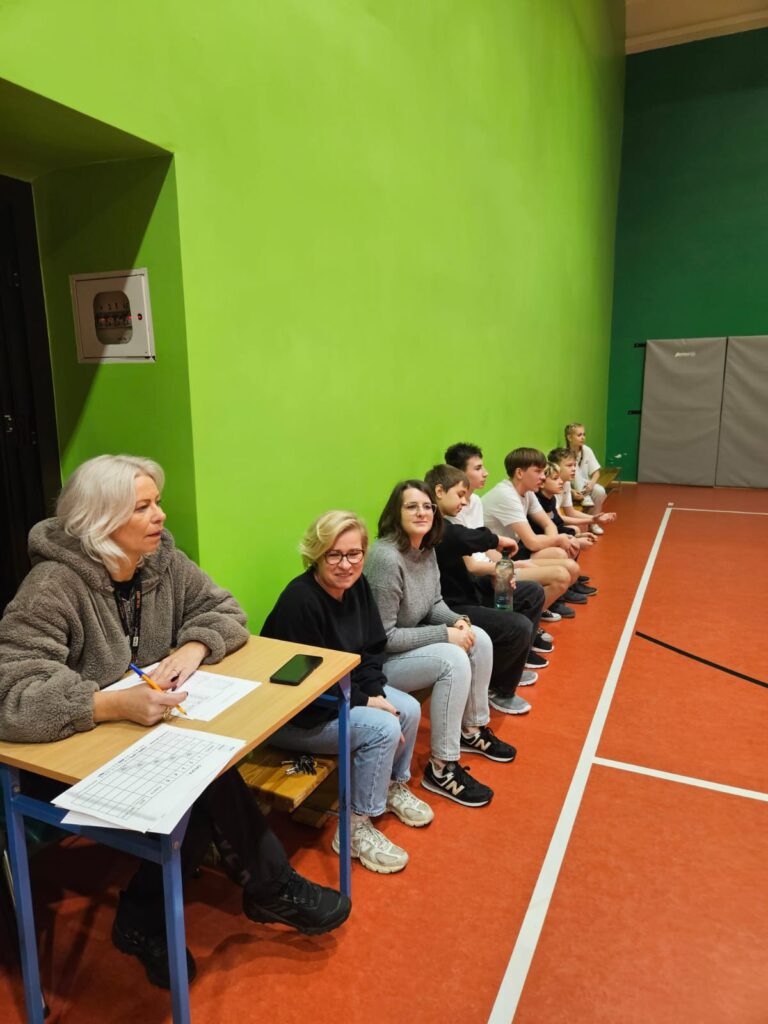 Sędzia wraz z kibicami