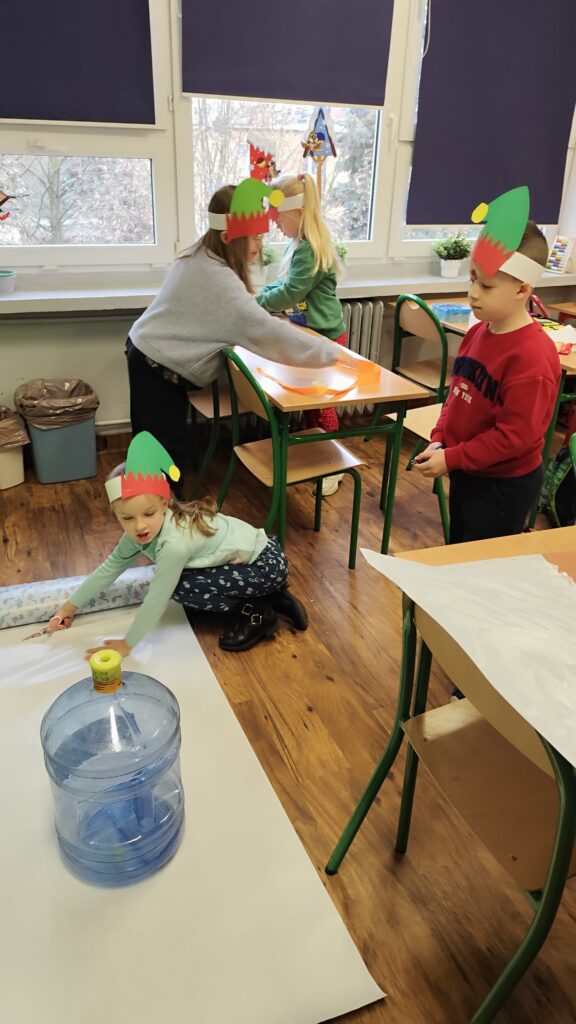 Dzieci pakujące prezent