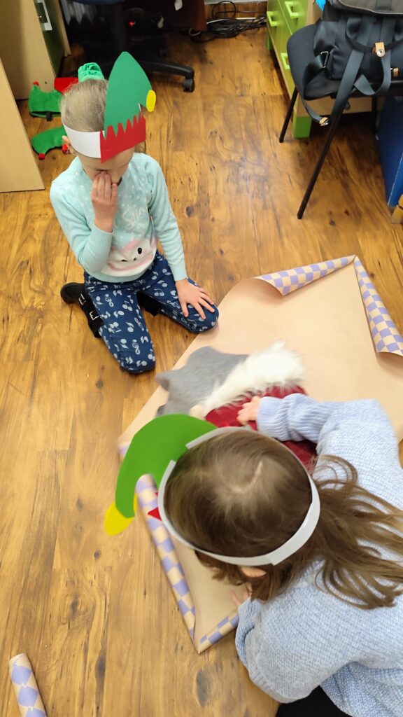 Dzieci pakujące prezent