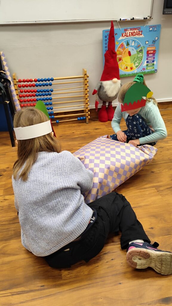 Dzieci pakujące prezent