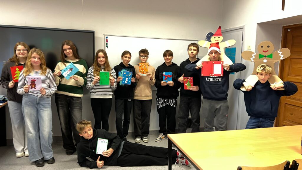 Uczniowie klasy 7b wraz z kartkami świątecznymi