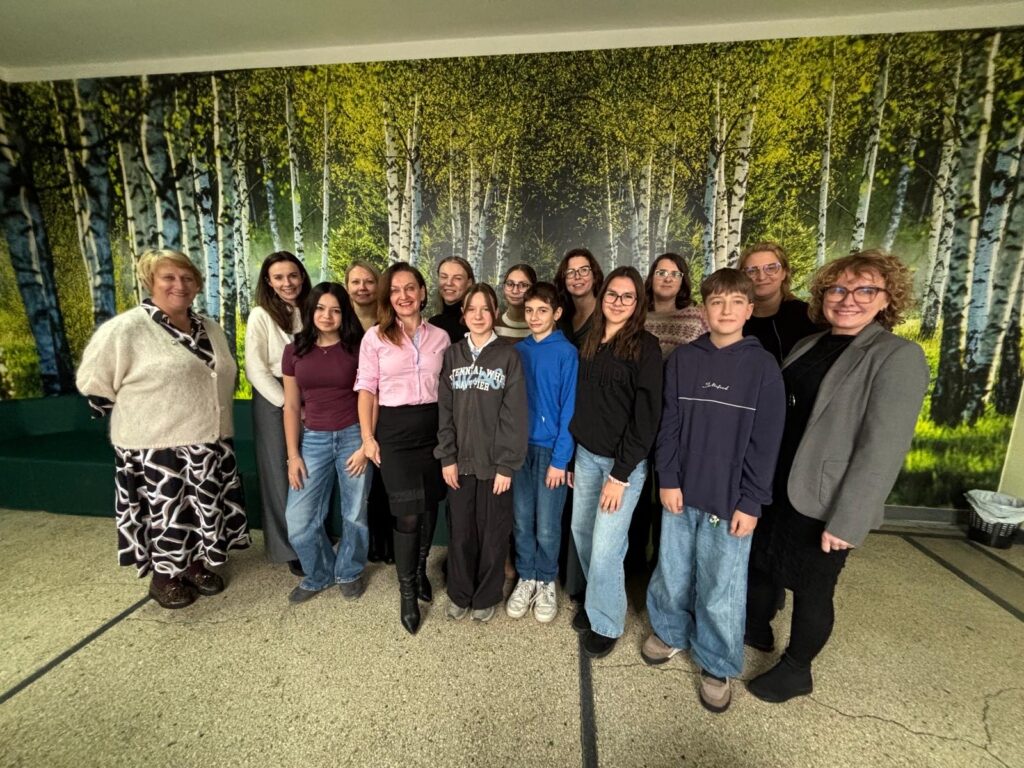 Pamiątkowe zdjęcie, uczestników projektu z SP 84 oraz SP 21.