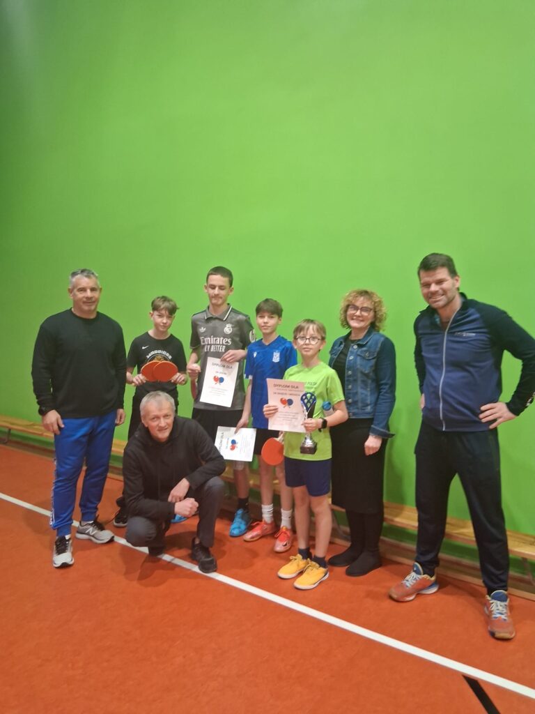 Zwycięzcy wraz z trenerami i dyrektorem sp 84