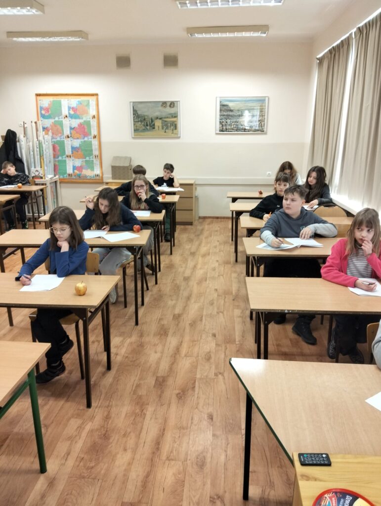 Uczestnicy konkursu podczas testu wiedzy