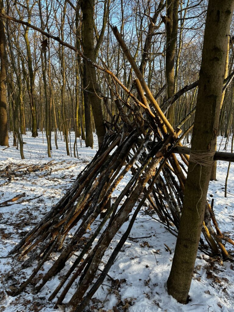 Szałas zbudowany przez uczniów