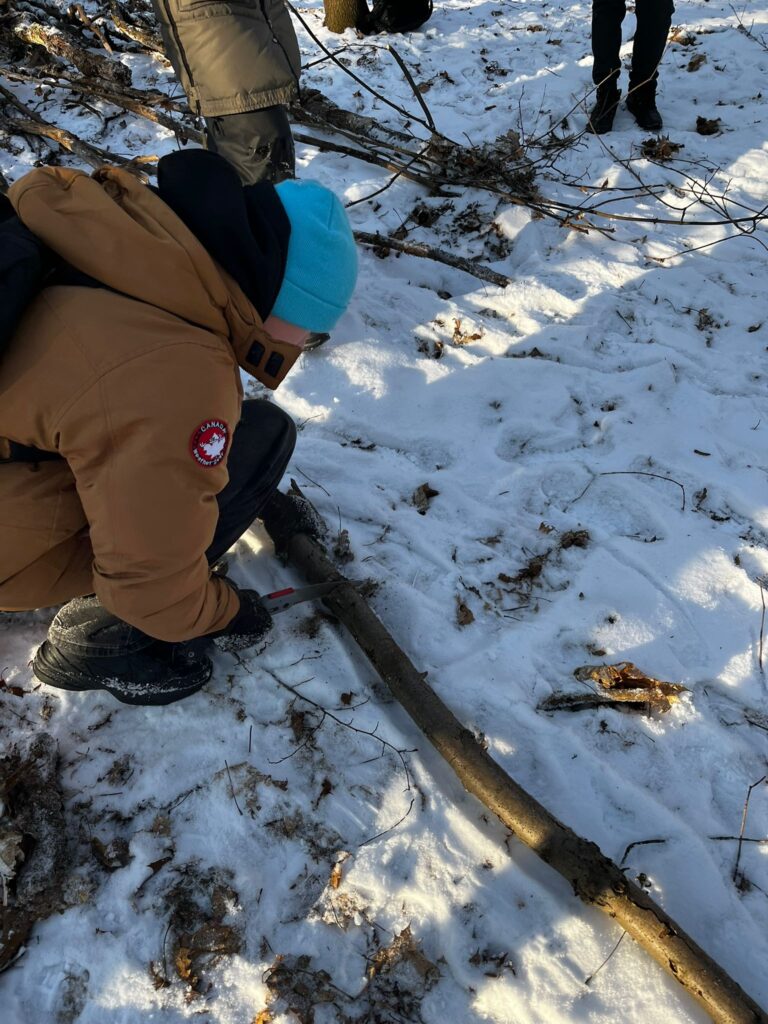 Szałas budowany przez uczniów