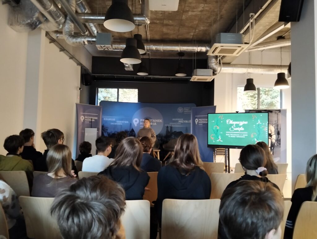 uczniowie klas 8 podczas wykładu