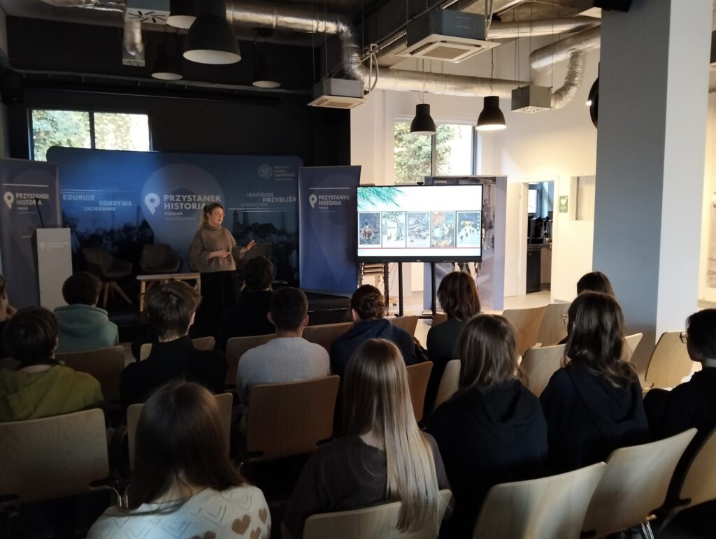 uczniowie klas 8 podczas wykładu