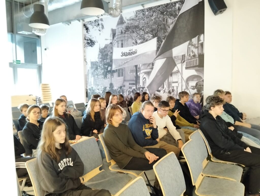 uczniowie klas 8 podczas wykładu