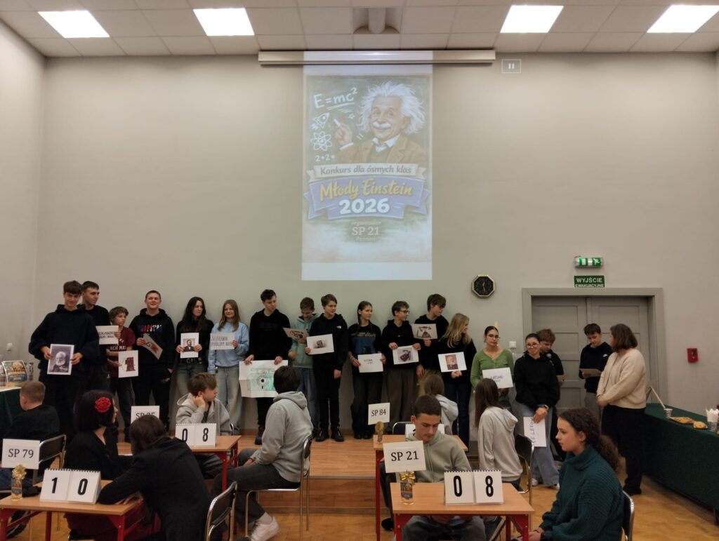 Klasa 8b podczas prezentacji wynalazku