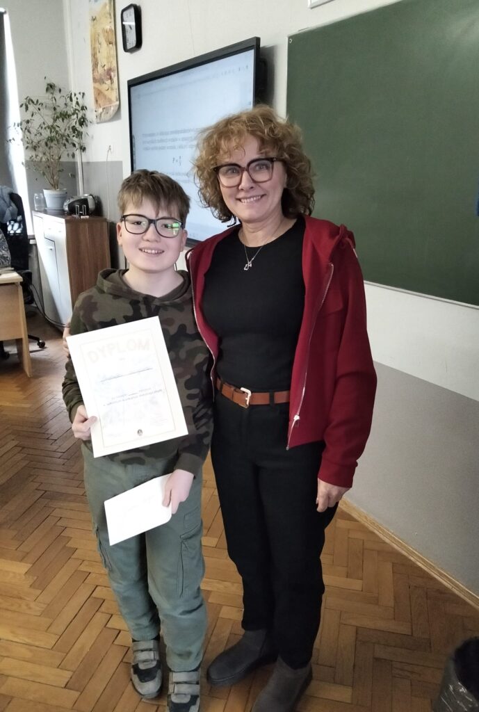 Uczestnik konkursu z dyplomem i panią Dyrektor