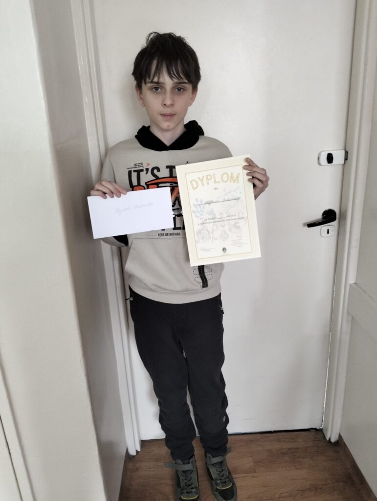 Zwycięzca konkursu wraz z dyplomem