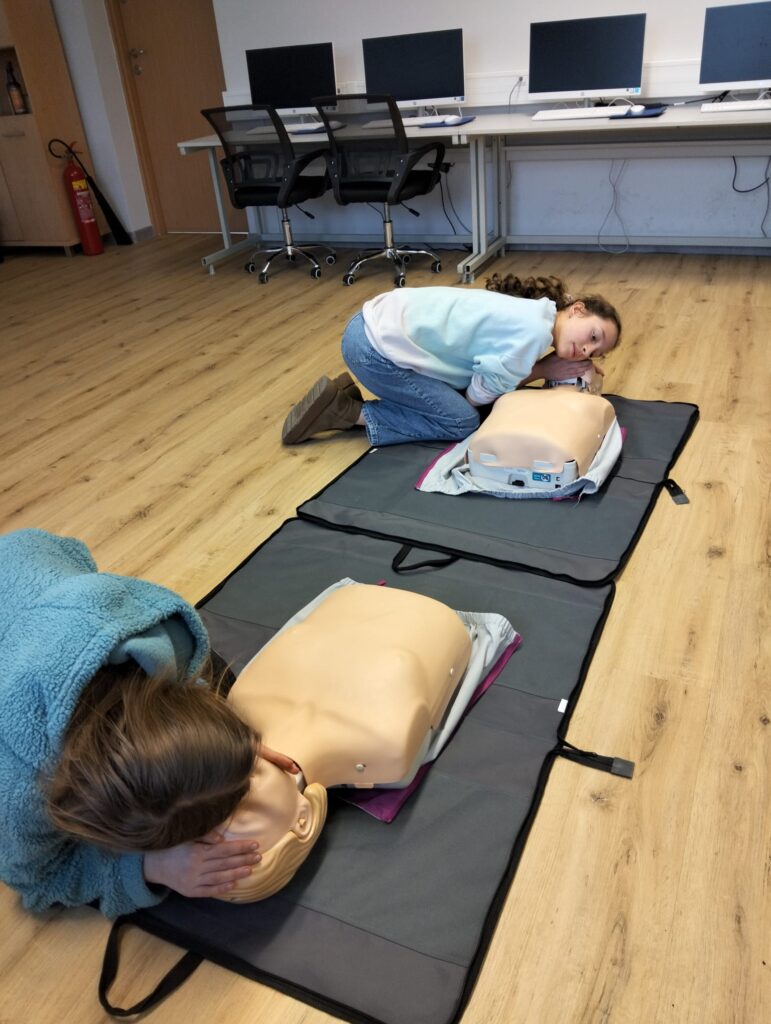 Uczniowie podczas wykonywanie RKO