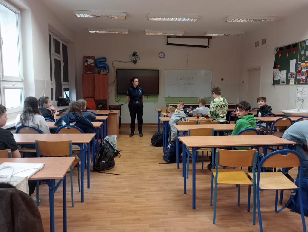 Klasa wraz z panią strażnik miejską podczas warsztatów