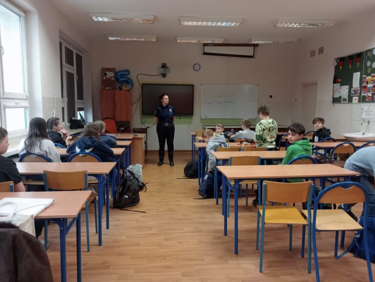 Klasa wraz z panią strażnik miejską podczas warsztatów
