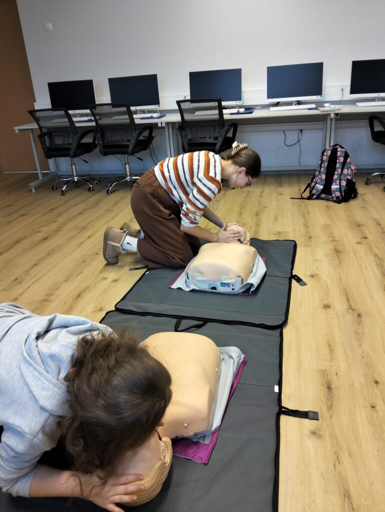 Uczniowie podczas wykonywanie RKO