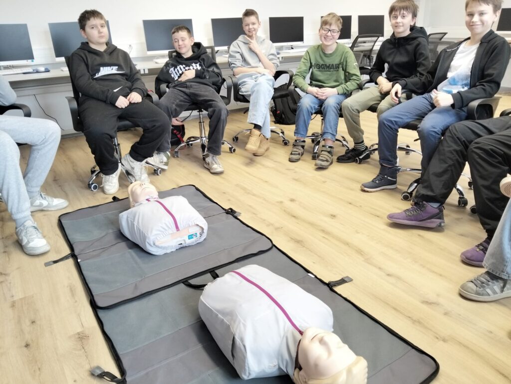 Uczniowie przy fantomach 