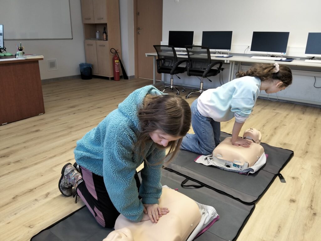 Uczniowie podczas wykonywanie RKO