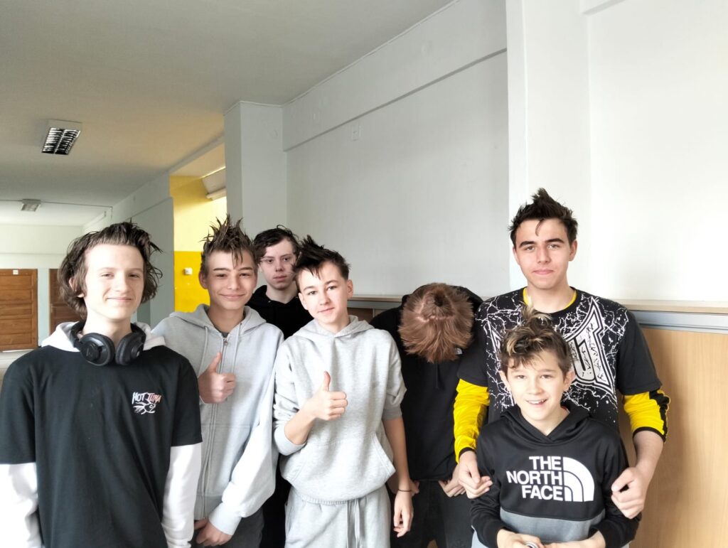 Uczniowie w szalonych fryzurach