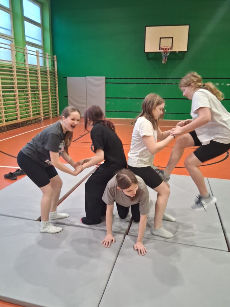 Dziewczęta podczas robienia piramid - akrobatyczne figury