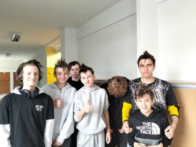 Uczniowie w szalonej fryzurze