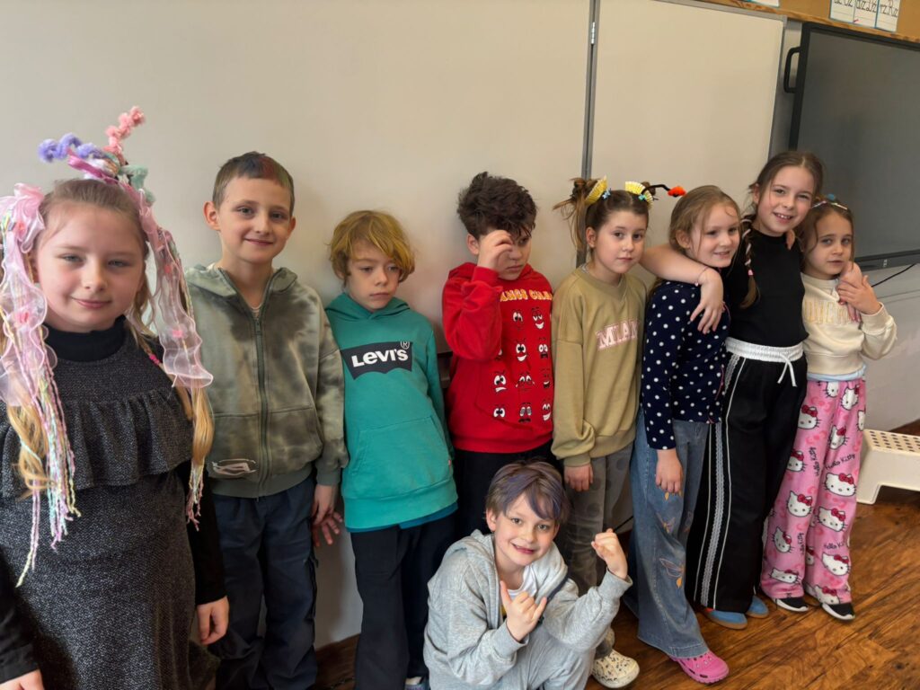 Uczniowie w szalonych fryzurach