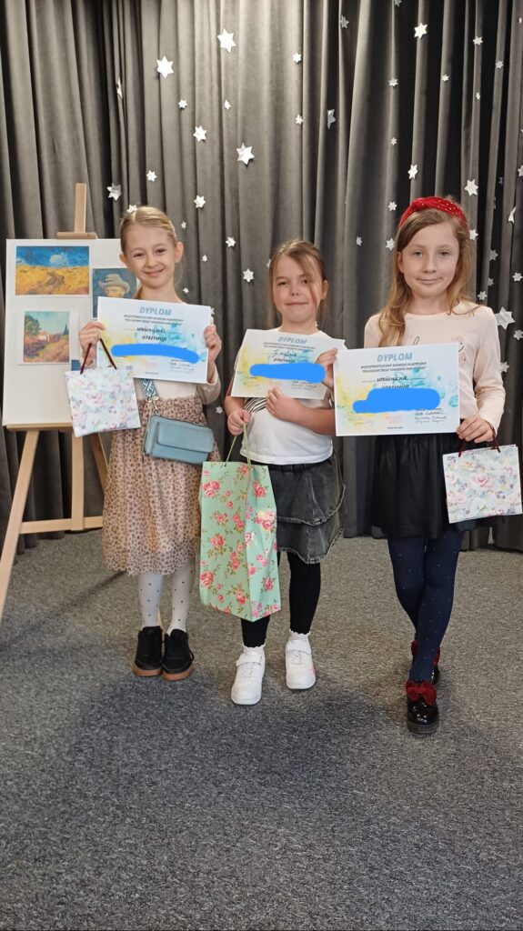 Uczennice trzymające otrzymane dyplomy.