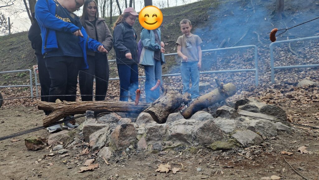 dzieci podczas ogniska