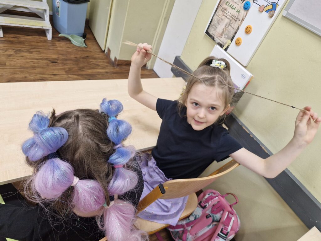 Uczniowie w szalonych fryzurach