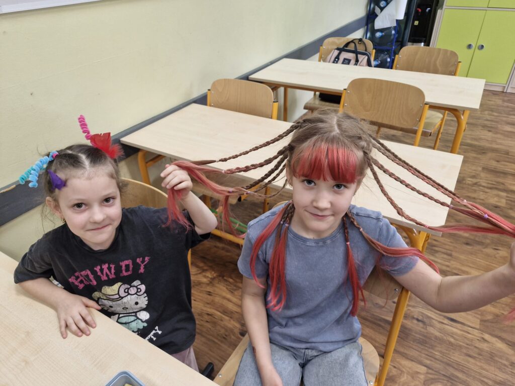 Uczniowie w szalonych fryzurach