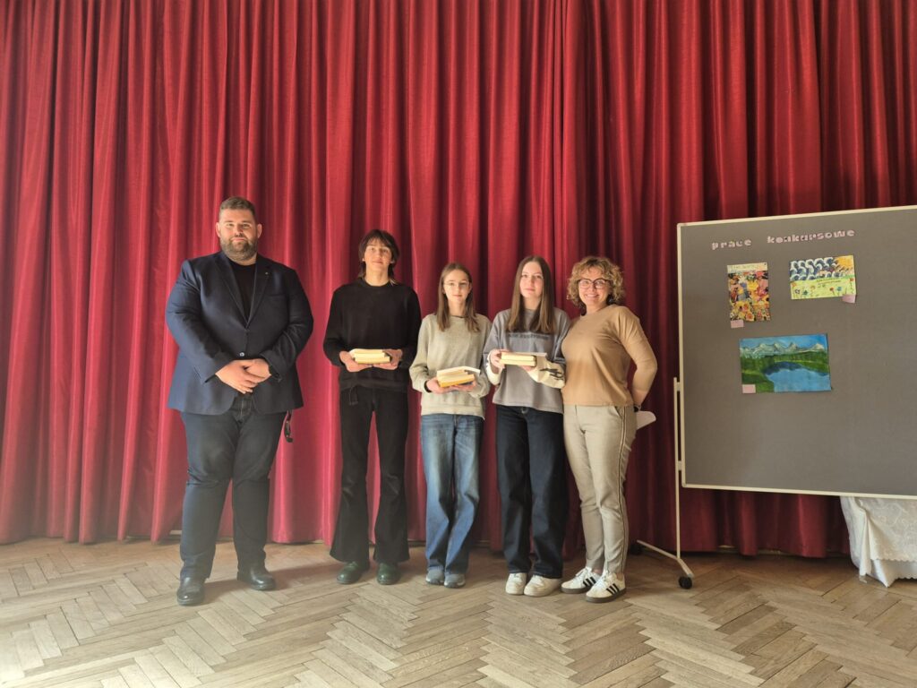 Laureaci konkursów z panem od Wosu oraz z panią Dyrektor