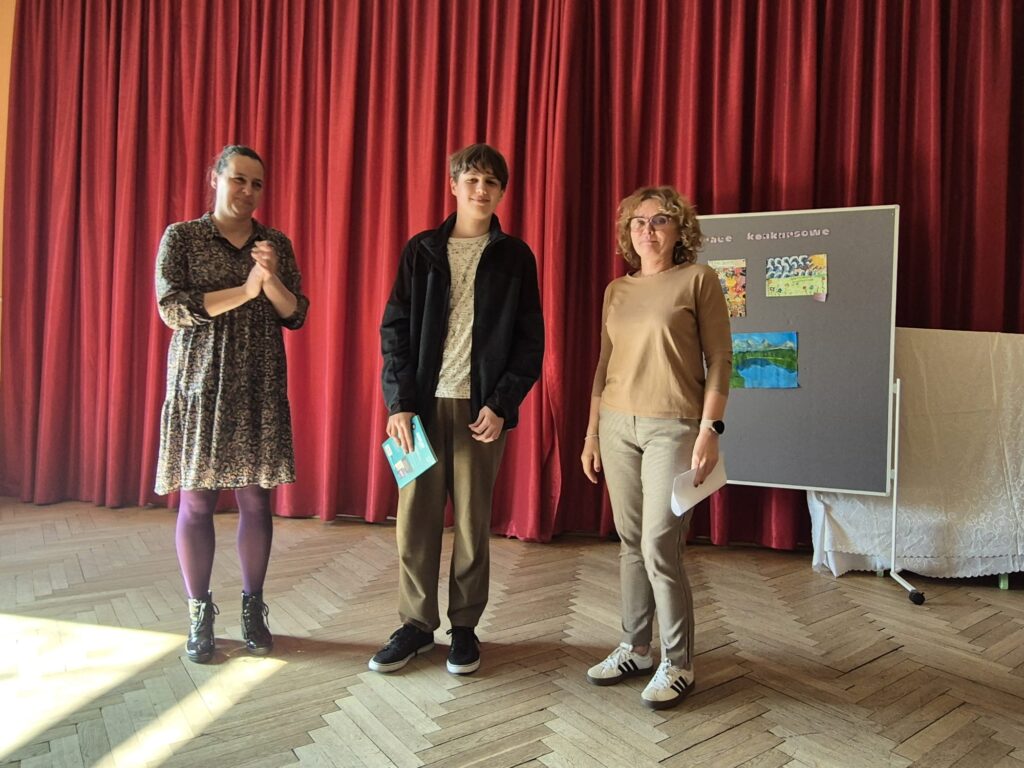 Laureat konkursu z języka angielskiego  z panią wicedyrektor oraz panią Dyrektor
