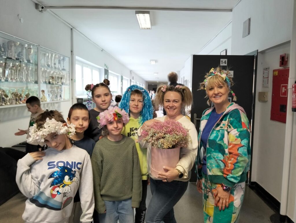 Uczniowie z nauczycielami w szalonej fryzurze